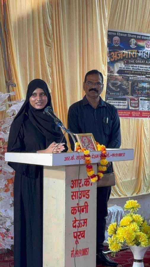 A woman speaking at an Ajgara debate