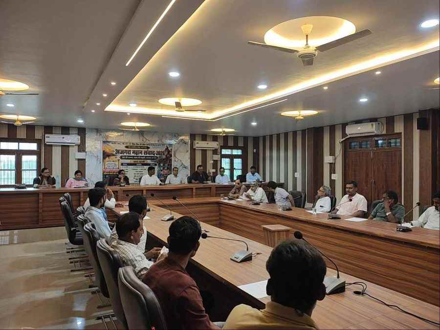 A formal Ajgara debate discussion in a conference room